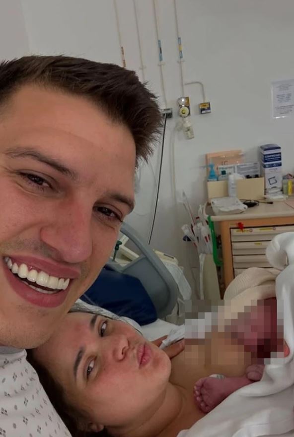 Anđela Milivojević sa bebom i mužem