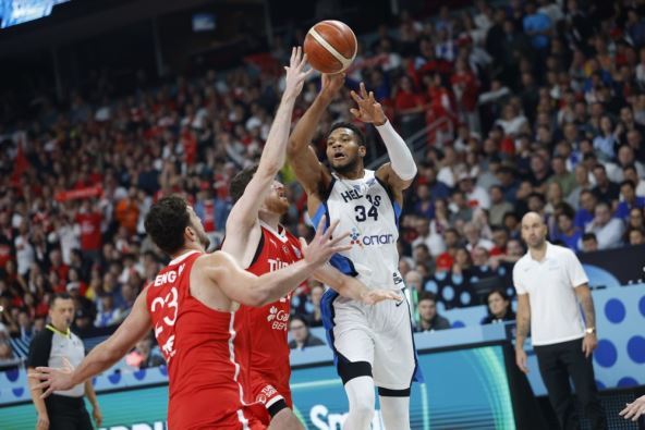 Alperen Šengun i Erdžan Osmani brane Janisa Adetokumba na Eurobasketu