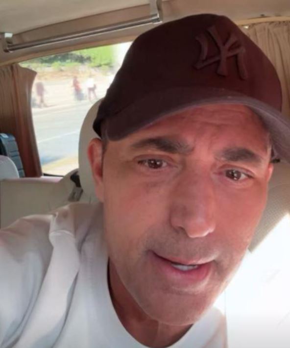 Mustafa Sandal sa kačketom