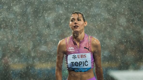 Angelina Topić skače po kiši u Lozani