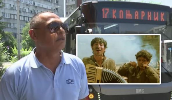 Nenad Kostič ispred autobusa