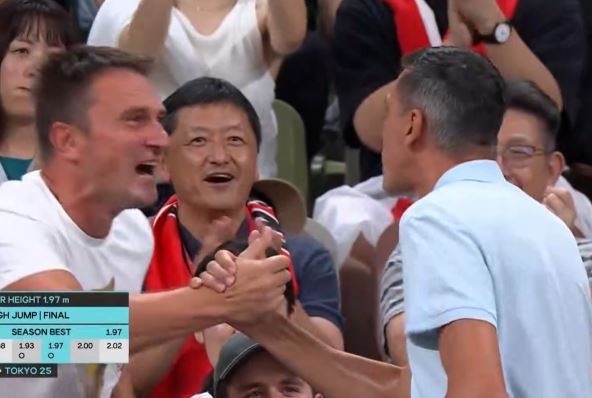 Dragutin Topić slavi skok Angeline Topić