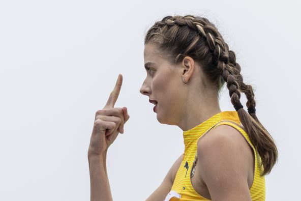 Jaroslava Mahučik pokazuje kažiprstom na takmičenju