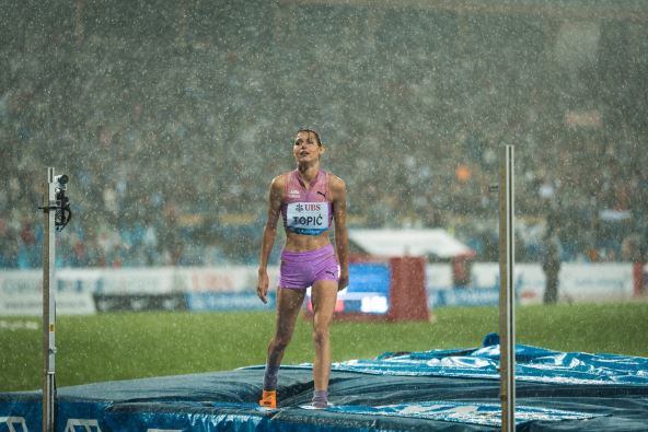 Angelina Topić skače po kiši