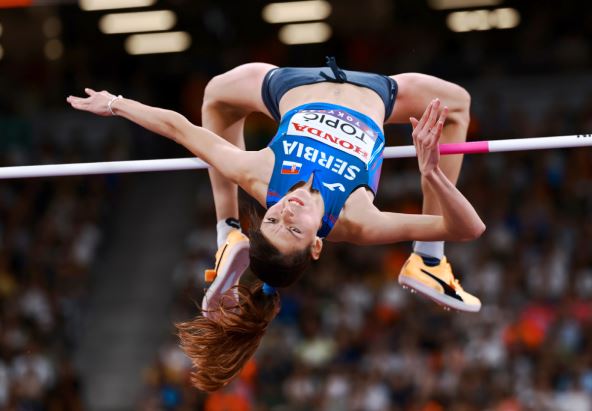 Angelina Topić preskače letvicu na 197 u finalu Svetskog prvenstva