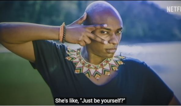 Šaman Durak pozira sa ogrlicom