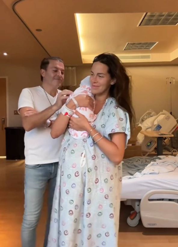 Anđela Šimšić sa suprugom i bebom.