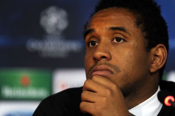 Anderson zamišljen s rukom na bradi.