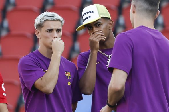 Gavi levo s rukom preko usta priča sa Laminom Jamalom.