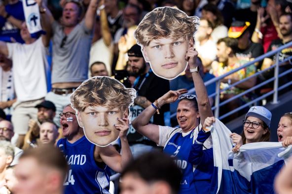 Jeni Laksonen majka Mike Murinena na Eurobasketu