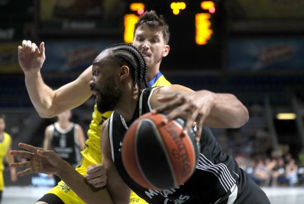 Džabari Parker u dresu Partizana u duelu.