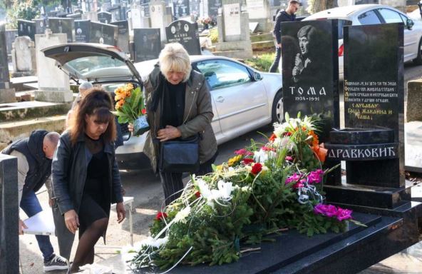Gordana na grobu Tome Zdravkovića