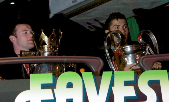 Vejn Runi i Kristijano Ronaldo sa peharima Mančester junajteda