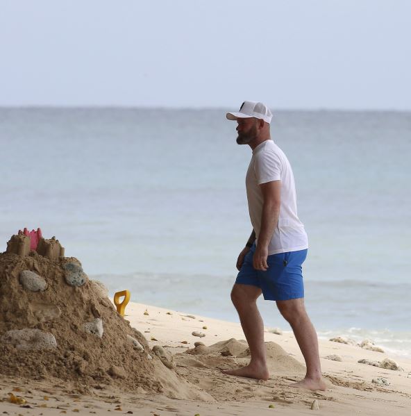 Vejn Runi nosi majicu na plaži