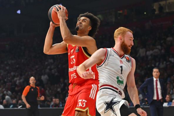 Džordan Nvora šutira protiv Armanija