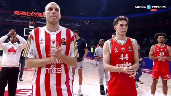 Devonte Grejam nosi čizmu dok su oko njega igrači Zvezde.