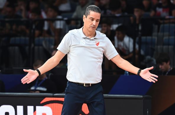 Janis Sferopulos širi ruke u opremi Zvezde.