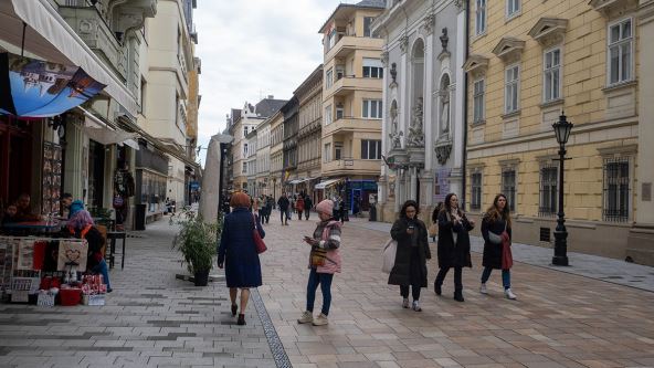 Popločana ulica u Mađarskoj kojom šetaju turistkinje