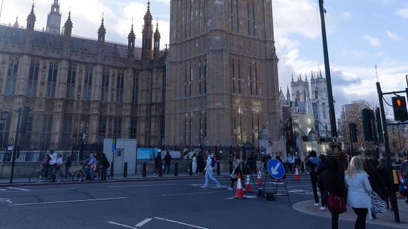 Ulica u Ujedinjenom Kraljevstvu označena saobraćajnim znakovima