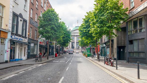 Prazna ulica sa radnjama u Dablinu u Irskoj