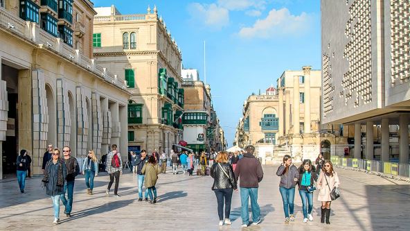 Ljudi šetaju trgom na Malti