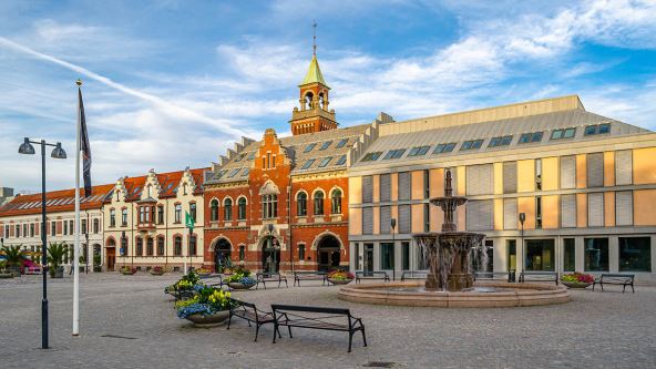 Fontana, klupe i velelepne zgrade u Norveškoj