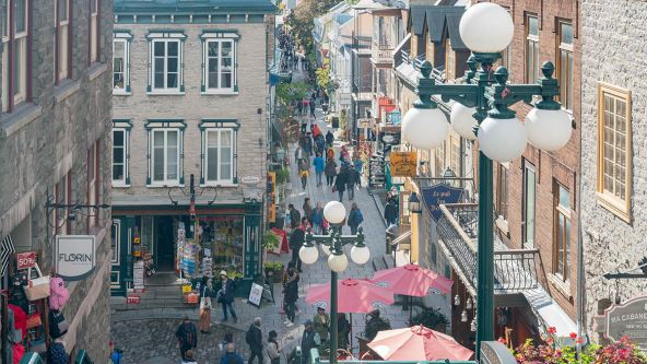 Turisti i stare zgrade u Kanadi