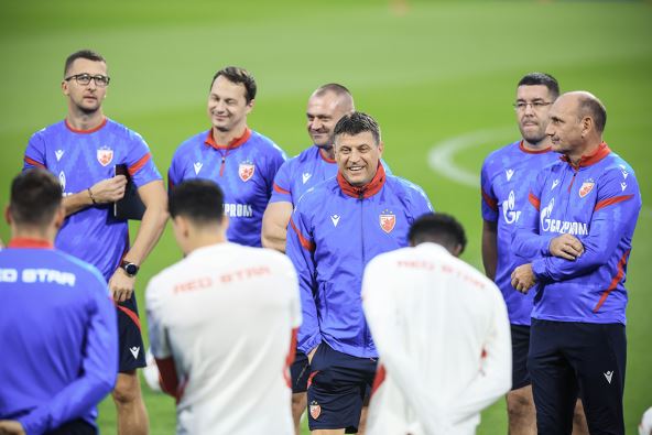 Vladan Milojević sa stručnim štabom Crvene zvezde.