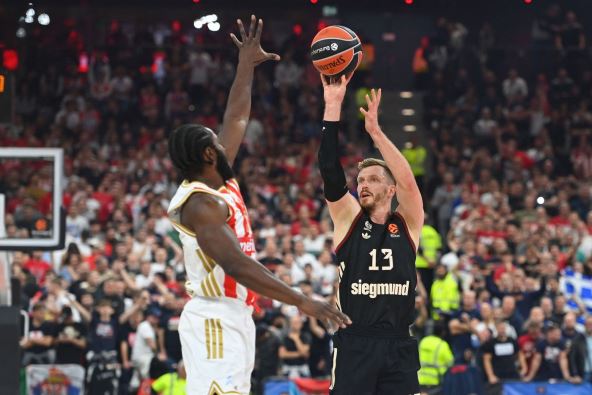 Andreas Obst šutira trojku protiv Zvezde