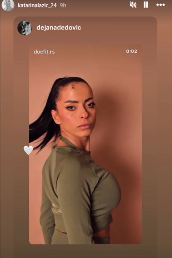 Katarina Lazić sa kopčama na glavi u reklami