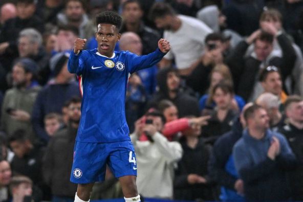 Estevao slavi gol za Čelsi protiv Liverpula