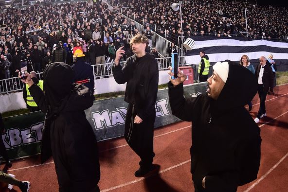 Mika Murinen snima atmosferu na stadionu JNA na meču Partizan - Vojvodina