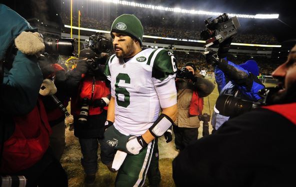 Mark Sančez napušta teren posle NFL utakmice