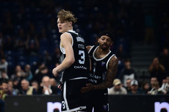 Mika Murinen i Karlik Džouns pozdravljaju se nakon postignutih poena Finca na meču Partizan - Krka