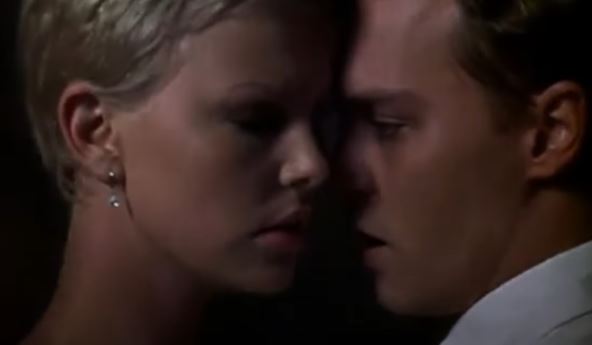 Šarliz Teron i Džoni Dep u filmu Astronautova žena