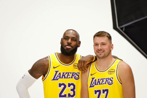 Lebron Džejms i Luka Dončić na fotografisanju za novu sezonu
