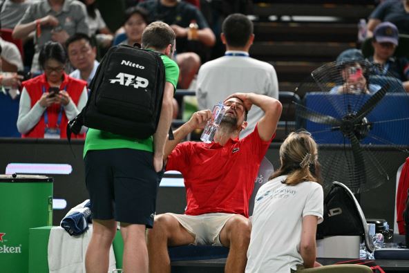 Novak Đoković se hladi vodom tokom pauze na meču u Šangaju