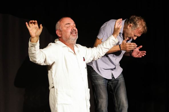 Milan Kalinić i Srđan Ivanović publiku su nasmejali do suza predstavom Koje ovde idiot copy.jpg