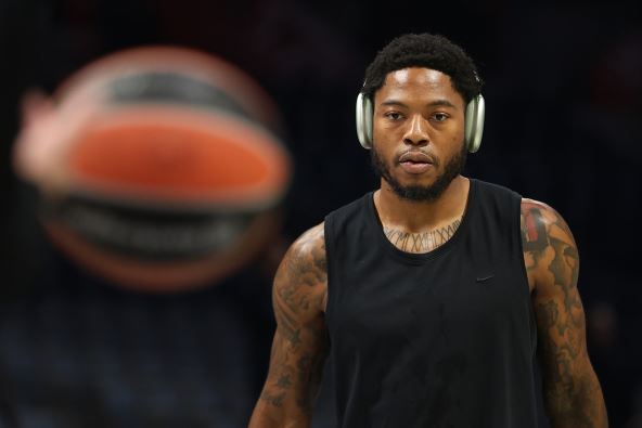 Tajrik Džouns na zagrevanju pred meč Partizan Efes