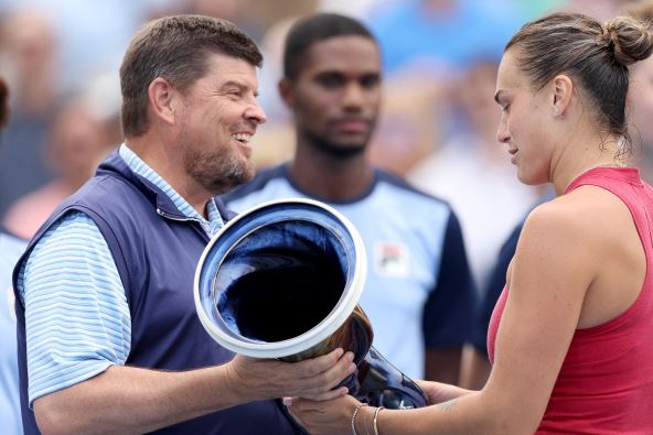 Bob Moran daje trofej Arini Sabalenki u Sinsinatiju