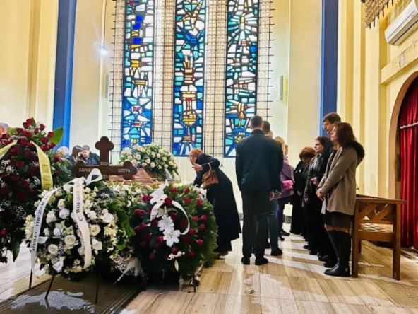 Čuvenog reditelja ispratio je veliki broj prijatelja i kolega