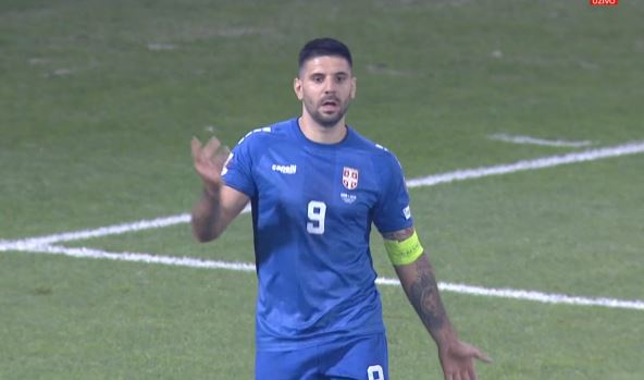 Aleksandar Mitrović u šoku jer ga Piksi vadi iz igre