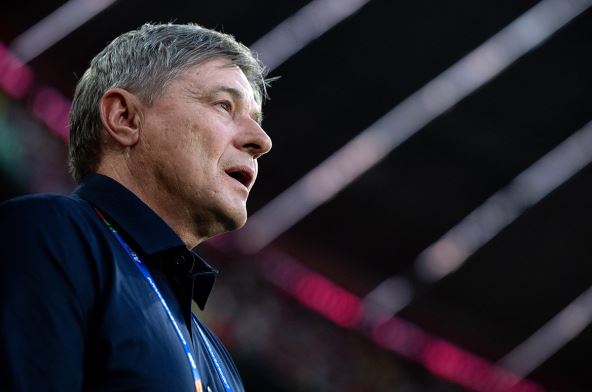 Dragan Stojković Piksi peva himnu Bože pravde.