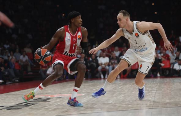 Frenk Nilikina na utakmici Olimpijakos Dubai