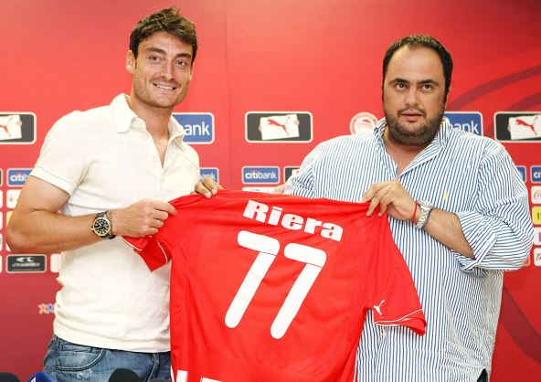 Albert Rijera s dresom Olimpijakosa.