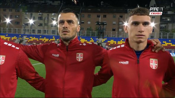 Fudbaleri Srbije slušaju himnu Bože pravde.