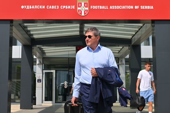 Dragan Stojković Piksi s koferom.