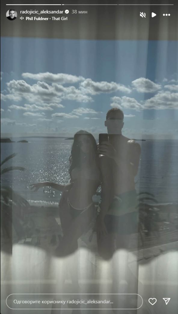 Aleksandar Radojičić sa novom devojkom na moru