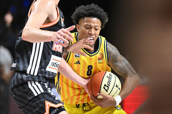 Bugi Elis u dresu Albe ide u napad.