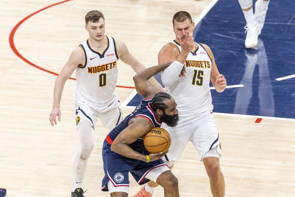 Kristijan Braun i Nikola Jokić u duelu s Hardenom.